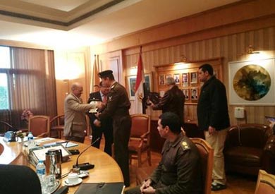 مجلس جامعة حلوان يكرم مدير إدارة التربية العسكرية السابق